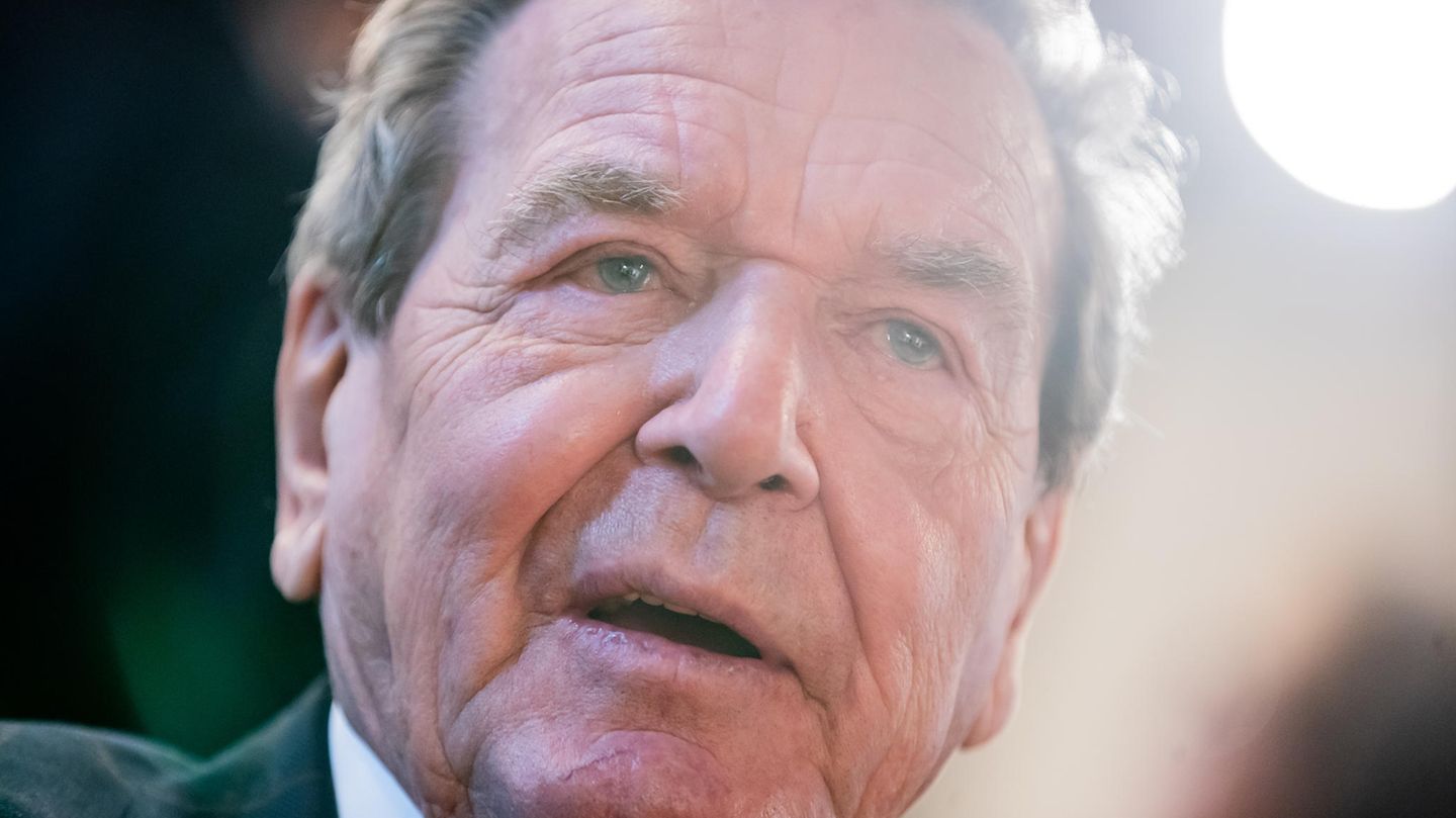 Gerhard Schröder may remain a member of the SPD