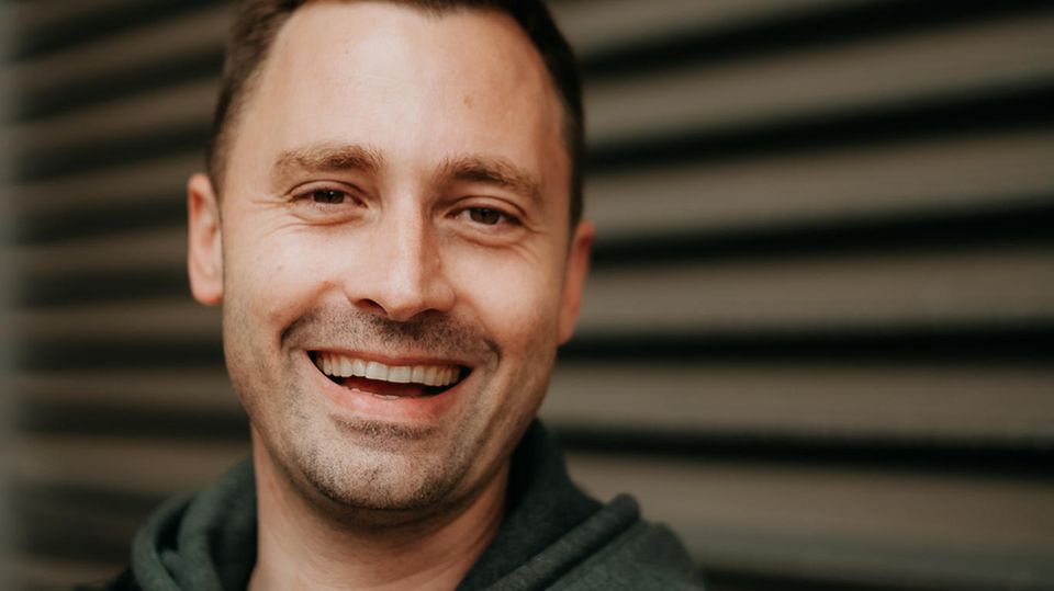 In seinem Yogastudio "Mattenplatz" will Eric Sommer einen Raum schaffen, in dem jeder das für ihn geeignete Yoga finden kann. Einer seiner Schwerpunkte liegt darauf, mehr Männer zum Yoga zu motivieren.