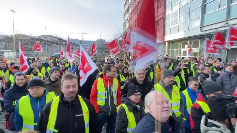 Video: Warnstreik im Nahverkehr: Busse und Bahnen in München betroffen