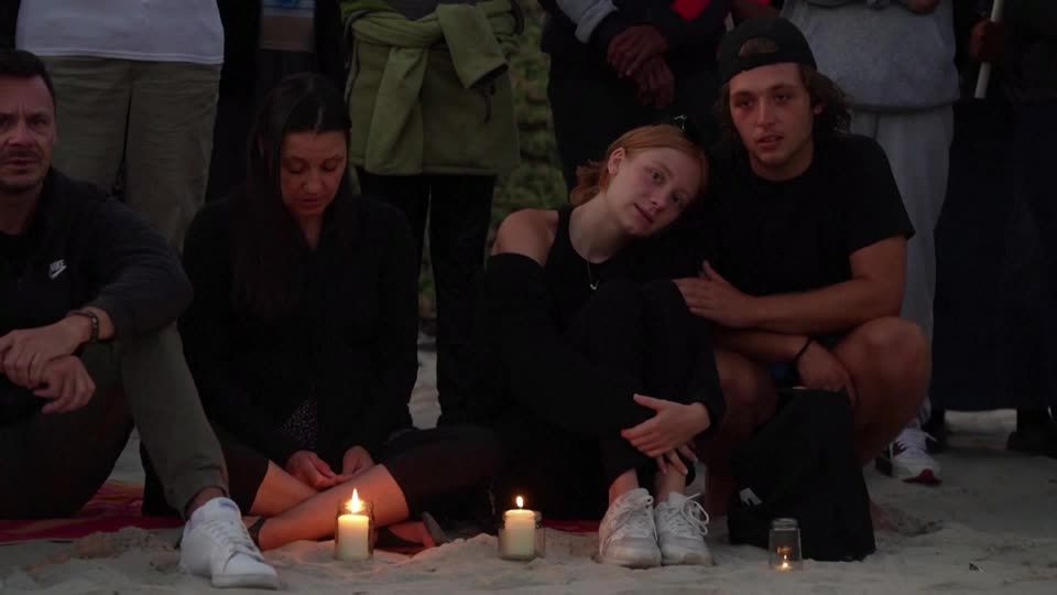 Video: Wo ist Nick? Besorgte Südafrikaner entzünden Kerzen für verschwundenen Deutschen