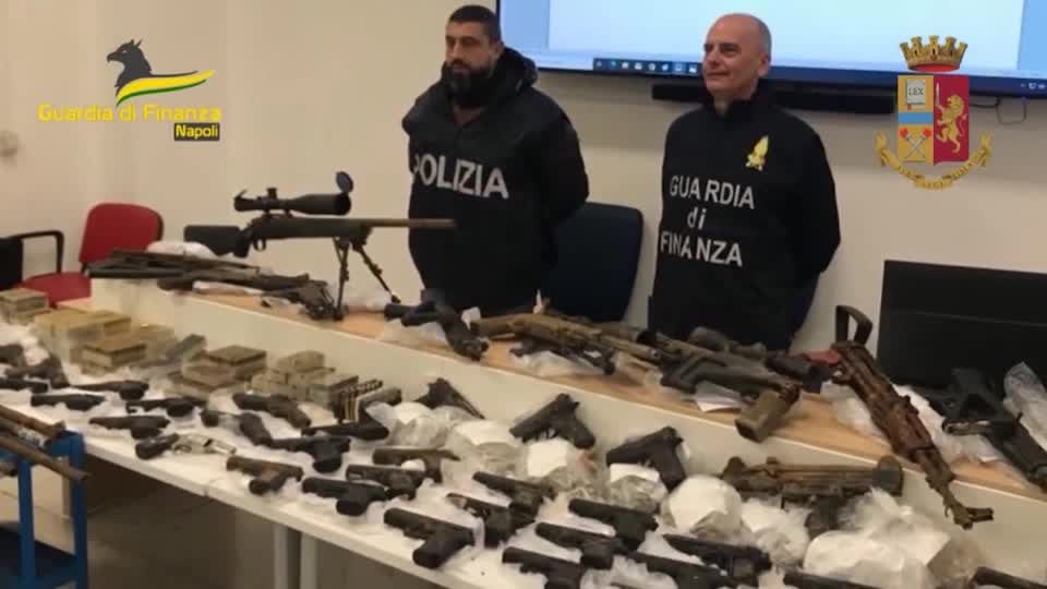 Video: Italien: Polizei findet mehr als 80 Waffen in Villa von Drogenboss