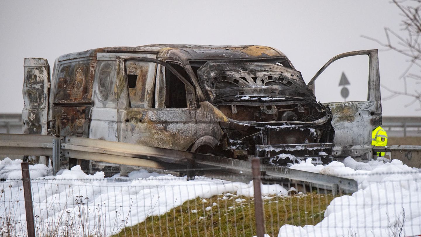 Der Geldtransporter brannte nach dem Überfall aus