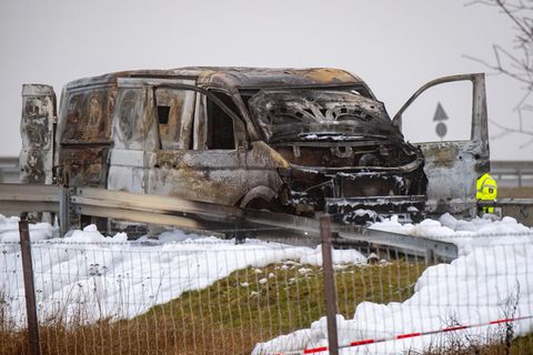 Der Geldtransporter brannte nach dem Überfall aus