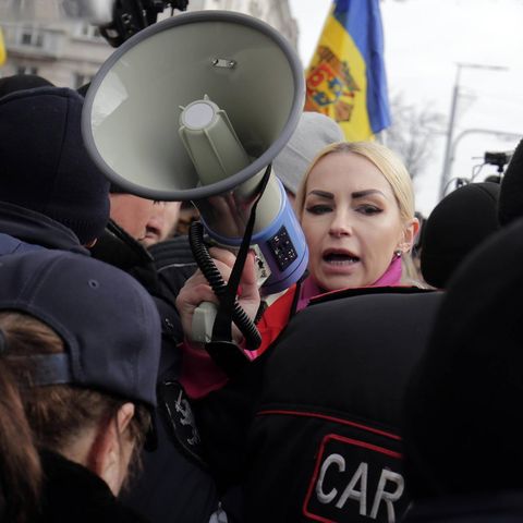 Die Abgeordnete Marina Tauber greift zu ihrem Megafon bei einer Demo in Moldau