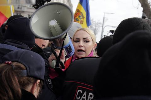 Die Abgeordnete Marina Tauber greift zu ihrem Megafon bei einer Demo in Moldau