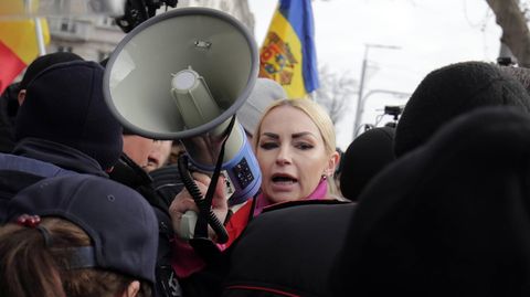 Die Abgeordnete Marina Tauber greift zu ihrem Megafon bei einer Demo in Moldau