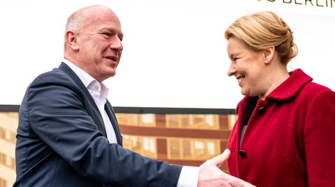 Kai Wegner, Spitzenkandidat der Berliner CDU, und Franziska Giffey (SPD), Regierende Bürgermeisterin in der Hauptstadt