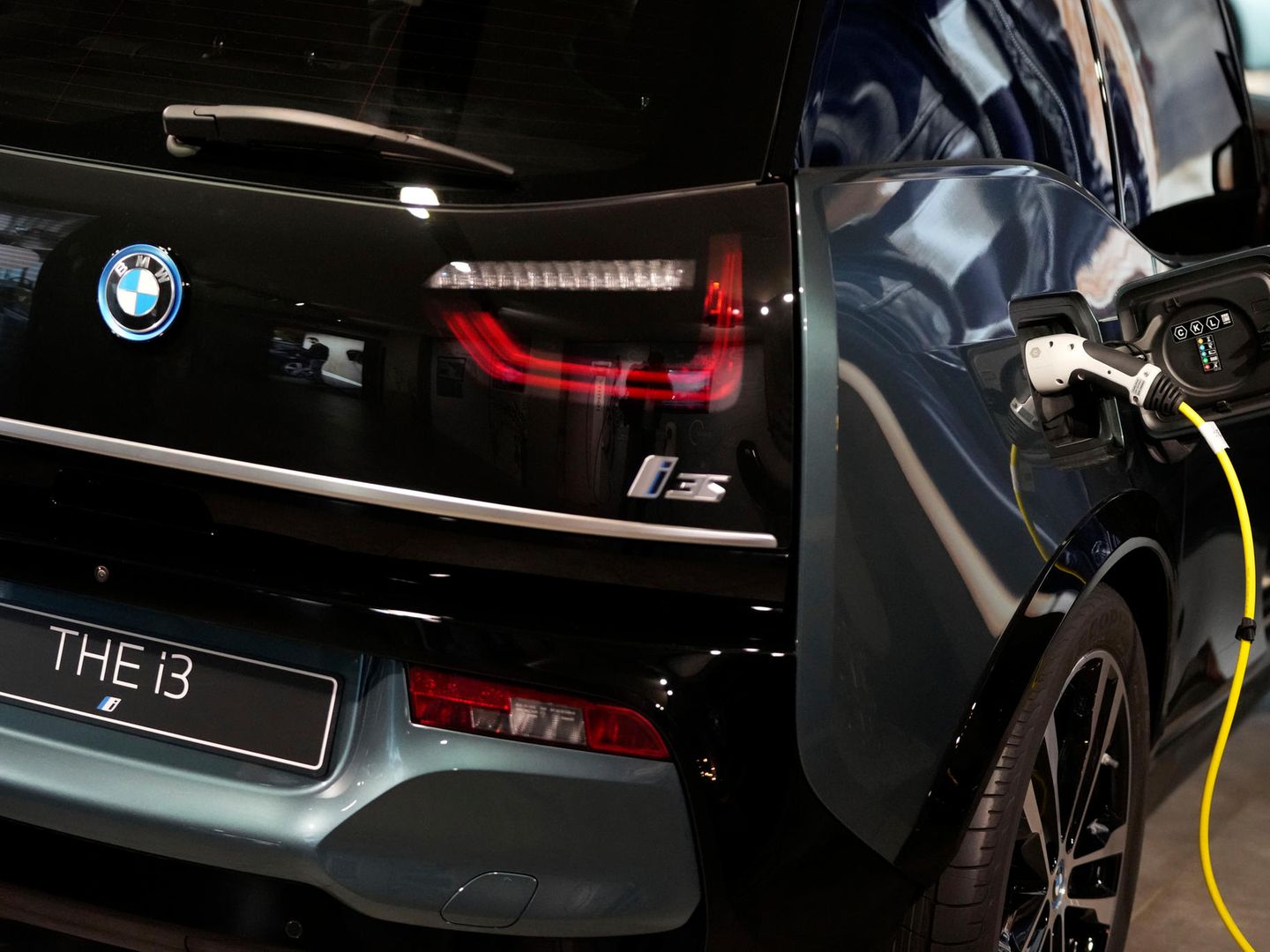 BMW i3 mit schlechten TÜV-Werten – Tesla Model 3 fällt überdurchschnittlich  oft durch