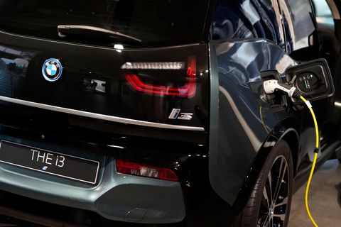 Ein BMW i3 lädt über ein Kabel Strom