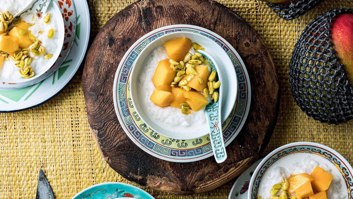 Drei Schüsseln mit Klebreis mit Mango