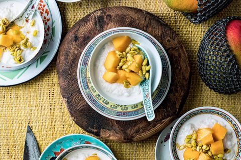 Drei Schüsseln mit Klebreis mit Mango