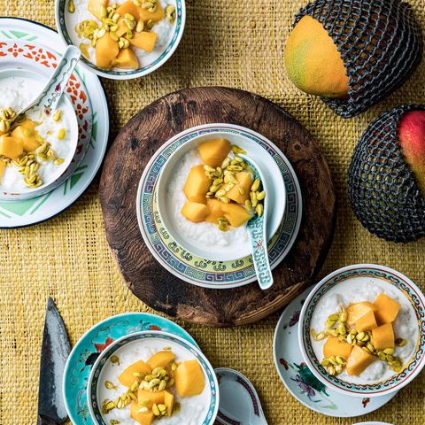 Drei Schüsseln mit Klebreis mit Mango