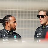 Der frühere Dominator hinkt hinterher. Seit den einschneidenden Regeländerungen in der Aerodynamik haben die Silberpfeile den Anschluss an Red Bull verloren. Siebenfach-Weltmeister Lewis Hamilton, mittlerweile 38 Jahre alt, und der sehr talentierte George Russell, 25 Jahre alt, müssen im Gegenteil dafür sorgen, dass Mercedes nicht weiter zurückfällt. Aus Sicht von Mercedes und Teamchef Toto Wolff ist das ärgerlich, zumal Hamilton und Russell die beste Fahrerpaarung bilden. Russell ist definitiv weltmeistertauglich. Er verfügt über das Talent, auch einen Hamilton zu schlagen. Aber für einen Titel braucht er ein Auto, dass konkurrenzfähiger ist.