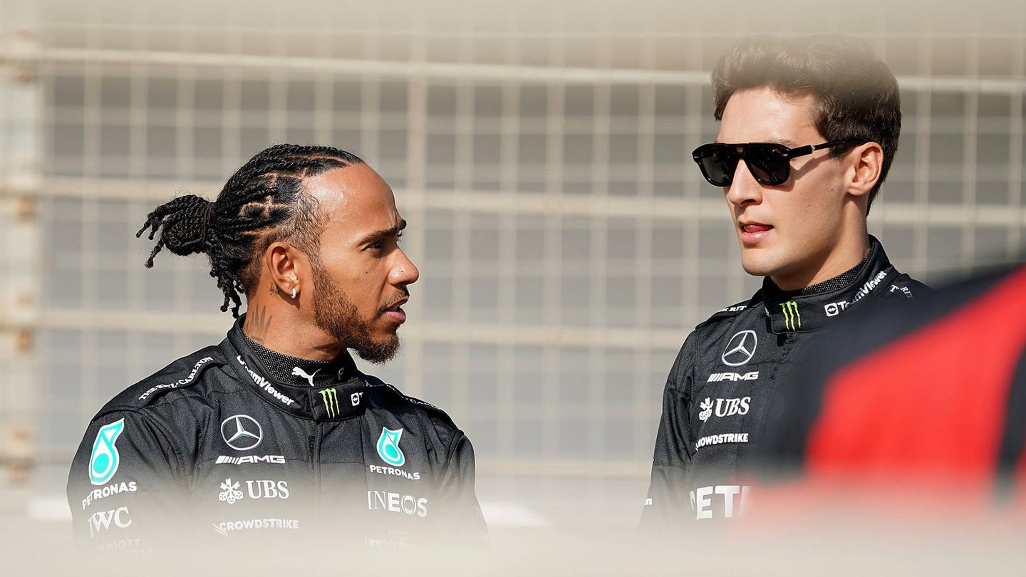 Der frühere Dominator hinkt hinterher. Seit den einschneidenden Regeländerungen in der Aerodynamik haben die Silberpfeile den Anschluss an Red Bull verloren. Siebenfach-Weltmeister Lewis Hamilton, mittlerweile 38 Jahre alt, und der sehr talentierte George Russell, 25 Jahre alt, müssen im Gegenteil dafür sorgen, dass Mercedes nicht weiter zurückfällt. Aus Sicht von Mercedes und Teamchef Toto Wolff ist das ärgerlich, zumal Hamilton und Russell die beste Fahrerpaarung bilden. Russell ist definitiv weltmeistertauglich. Er verfügt über das Talent, auch einen Hamilton zu schlagen. Aber für einen Titel braucht er ein Auto, dass konkurrenzfähiger ist.