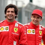 Der Rennstall aus Maranello war in der abgelaufenen Saison die größte Enttäuschung der Formel 1: Der Monegasse Charles Leclerc (r.) begann stark mit zwei Siegen in den ersten drei Rennen, wobei er von Verstappens Ausfällen profitierte. Kurz keimte die Hoffnung auf, dass Ferrari nach langen Jahren endlich ein echter Anwärter auf den Thron sein könnte. Aber Pustekuchen. Ferraristi in Italien und weltweit weinten Tränen in ihre Scuderia-Kissen angesichts der Pannen, die sich das Team leistete. Erinnert sei an den katastrophalen Boxenstopp des Spaniers Carlos Sainz in Zandvoort, als die Mechaniker zum Reifenwechsel nur drei Reifen parat hatten. Zudem war das Auto unzuverlässig und verendete mehrmals auf der Strecke. In diesem Jahr wollen sie es mit dem neuen Teamchef Frédéric Vasseur besser machen. Eine echte Chance auf den Titel erscheint aber unrealistisch. Der Abstand auf Red Bull ist aktuell zu groß.