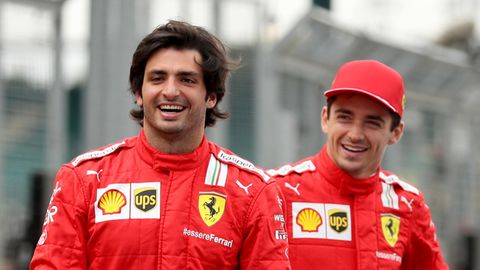 Der Rennstall aus Maranello war in der abgelaufenen Saison die größte Enttäuschung der Formel 1: Der Monegasse Charles Leclerc (r.) begann stark mit zwei Siegen in den ersten drei Rennen, wobei er von Verstappens Ausfällen profitierte. Kurz keimte die Hoffnung auf, dass Ferrari nach langen Jahren endlich ein echter Anwärter auf den Thron sein könnte. Aber Pustekuchen. Ferraristi in Italien und weltweit weinten Tränen in ihre Scuderia-Kissen angesichts der Pannen, die sich das Team leistete. Erinnert sei an den katastrophalen Boxenstopp des Spaniers Carlos Sainz in Zandvoort, als die Mechaniker zum Reifenwechsel nur drei Reifen parat hatten. Zudem war das Auto unzuverlässig und verendete mehrmals auf der Strecke. In diesem Jahr wollen sie es mit dem neuen Teamchef Frédéric Vasseur besser machen. Eine echte Chance auf den Titel erscheint aber unrealistisch. Der Abstand auf Red Bull ist aktuell zu groß.