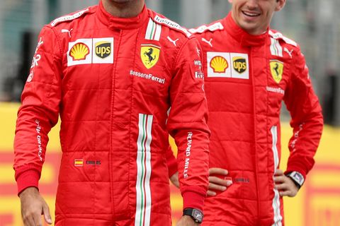 Der Rennstall aus Maranello war in der abgelaufenen Saison die größte Enttäuschung der Formel 1: Der Monegasse Charles Leclerc (r.) begann stark mit zwei Siegen in den ersten drei Rennen, wobei er von Verstappens Ausfällen profitierte. Kurz keimte die Hoffnung auf, dass Ferrari nach langen Jahren endlich ein echter Anwärter auf den Thron sein könnte. Aber Pustekuchen. Ferraristi in Italien und weltweit weinten Tränen in ihre Scuderia-Kissen angesichts der Pannen, die sich das Team leistete. Erinnert sei an den katastrophalen Boxenstopp des Spaniers Carlos Sainz in Zandvoort, als die Mechaniker zum Reifenwechsel nur drei Reifen parat hatten. Zudem war das Auto unzuverlässig und verendete mehrmals auf der Strecke. In diesem Jahr wollen sie es mit dem neuen Teamchef Frédéric Vasseur besser machen. Eine echte Chance auf den Titel erscheint aber unrealistisch. Der Abstand auf Red Bull ist aktuell zu groß.