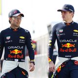 Sie sind im Moment die Schnellsten: Weltmeister Max Verstappen (r.) und sein Adjudant Sergio Perez. Die Tests vergangene Woche in Bahrain haben gezeigt, dass Red Bull wieder der uneingeschränkte Dominator sein wird, zumindest in den ersten Rennen. Es wird verdammt schwierig werden, den Niederländer Verstappen, 25 Jahre alt, vom dritten Titelgewinn in Folge abzuhalten. Es sei denn, der Mexikaner Perez macht auf seine alten Tage, 33 Jahre alt, noch einmal einen Entwicklungssprung und wird zum härtesten Konkurrenten des Teamkollegen. Das könnte für viel Unterhaltung sorgen, ist aber leider nicht allzu wahrscheinlich.