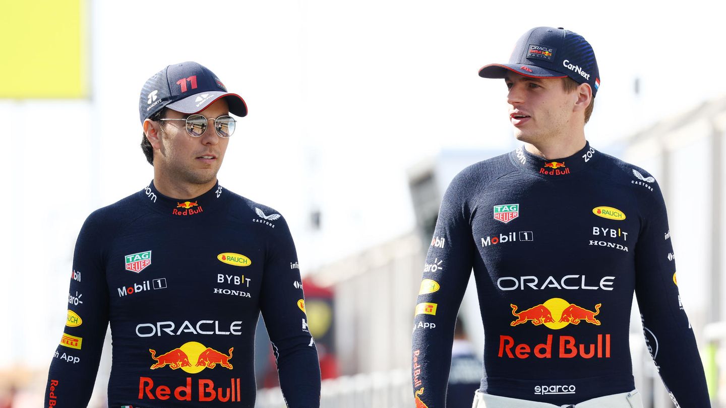 Sie sind im Moment die Schnellsten: Weltmeister Max Verstappen (r.) und sein Adjudant Sergio Perez. Die Tests vergangene Woche in Bahrain haben gezeigt, dass Red Bull wieder der uneingeschränkte Dominator sein wird, zumindest in den ersten Rennen. Es wird verdammt schwierig werden, den Niederländer Verstappen, 25 Jahre alt, vom dritten Titelgewinn in Folge abzuhalten. Es sei denn, der Mexikaner Perez macht auf seine alten Tage, 33 Jahre alt, noch einmal einen Entwicklungssprung und wird zum härtesten Konkurrenten des Teamkollegen. Das könnte für viel Unterhaltung sorgen, ist aber leider nicht allzu wahrscheinlich.