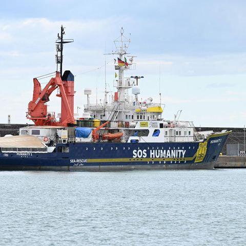 Ein Schiff der Seenotretter von SOS Humanity liegt in einem Hafen am Kai