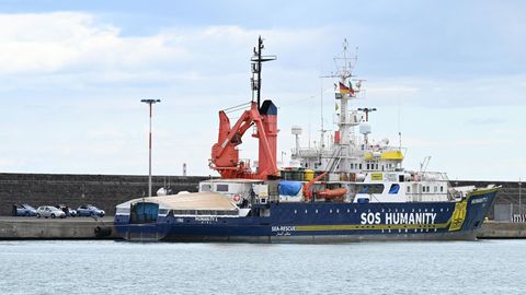 Ein Schiff der Seenotretter von SOS Humanity liegt in einem Hafen am Kai