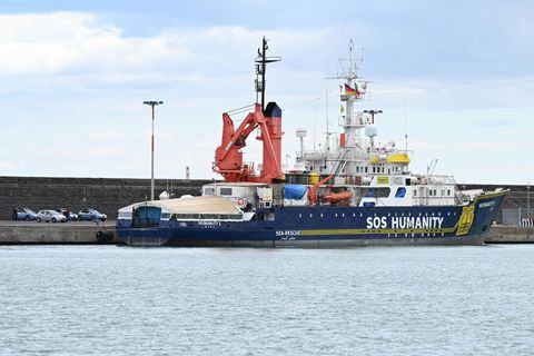 Ein Schiff der Seenotretter von SOS Humanity liegt in einem Hafen am Kai