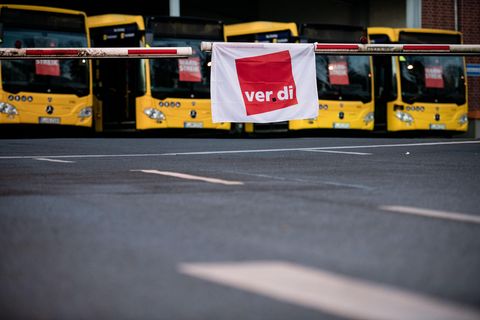 Busse stehen in einem Depot in Essen