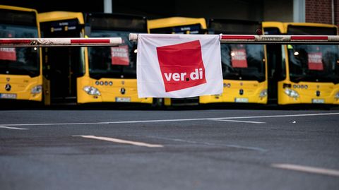 Busse stehen in einem Depot in Essen