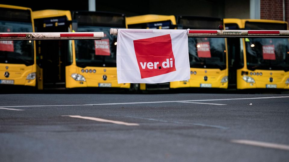 Busse stehen in einem Depot in Essen