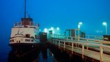 Nebel zieht über die Schiffsanleger des Kieler Hafens