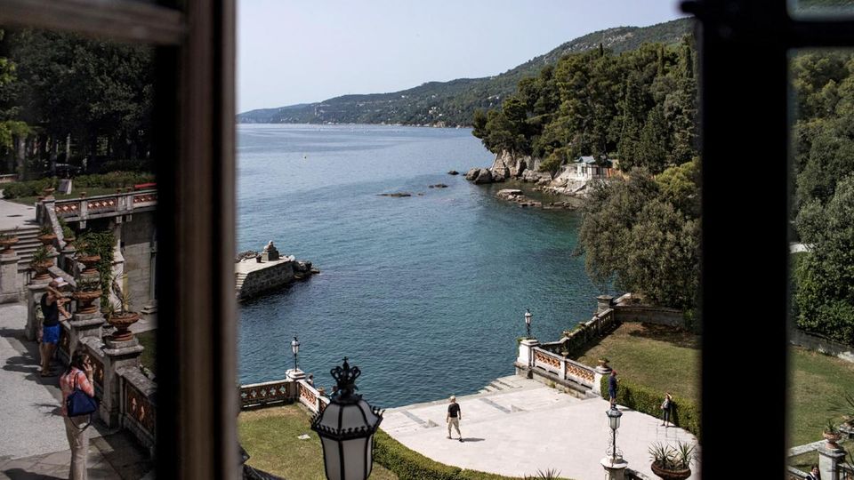 Blick aus dem Schloss Miramare, in dem Erzherzog Maximilian lebte, der spätere Kaiser von Mexiko. Die Repräsentationsräume wurden erst drei Jahre nach seiner Hinrichtung fertiggestellt. Der spätere Bewohner Amadeo von Savoyen-Aosta hinterließ architektonische wie politisch zweifelhafte Spuren.