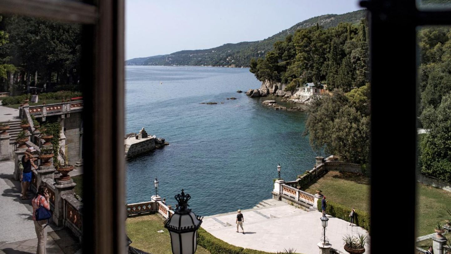 Blick aus dem Schloss Miramare, in dem Erzherzog Maximilian lebte, der spätere Kaiser von Mexiko. Die Repräsentationsräume wurden erst drei Jahre nach seiner Hinrichtung fertiggestellt. Der spätere Bewohner Amadeo von Savoyen-Aosta hinterließ architektonische wie politisch zweifelhafte Spuren.