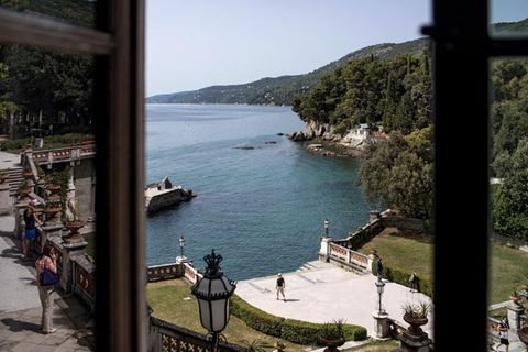 Blick aus dem Schloss Miramare, in dem Erzherzog Maximilian lebte, der spätere Kaiser von Mexiko. Die Repräsentationsräume wurden erst drei Jahre nach seiner Hinrichtung fertiggestellt. Der spätere Bewohner Amadeo von Savoyen-Aosta hinterließ architektonische wie politisch zweifelhafte Spuren.