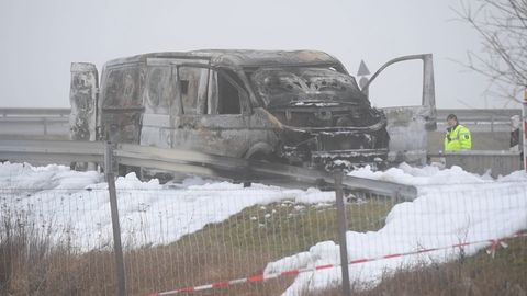 Ein ausgebrannter Geldtransporter steht an der Anschlussstelle Gützkow
