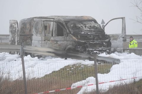 Ein ausgebrannter Geldtransporter steht an der Anschlussstelle Gützkow