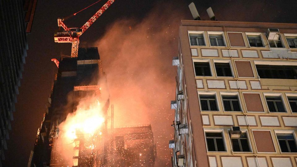 Hochhaus in Hongkong in Flammen