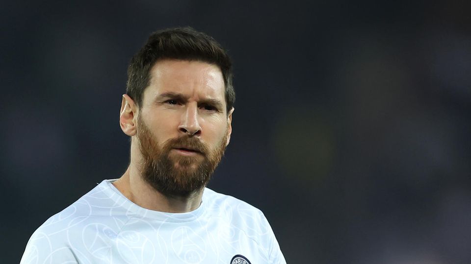 Lionel Messi Lionel Messi geht im Trainingsdress von PSG mit ernstem Gesicht über einen Fußballplatz