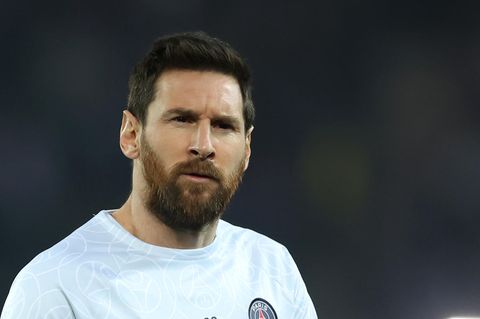 Lionel Messi geht im Trainingsdress von PSG mit ernstem Gesicht über einen Fußballplatz