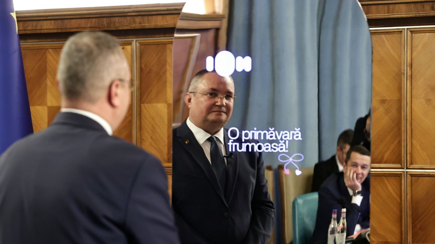 Rumäniens Ministerpräsident Nicolae Ciucă stellt "Ion" vor – und wechselt erste Wörter mit der Künstlichen Intelligenz