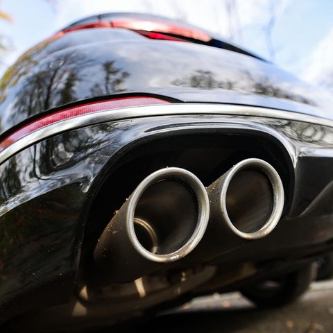 Ein Pkw mit doppeltem Auspuff steht auf einem Parkplatz