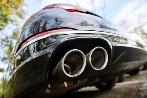 Ein Pkw mit doppeltem Auspuff steht auf einem Parkplatz
