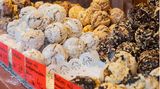 Schneeballen in der Auslage einer Bäckerei