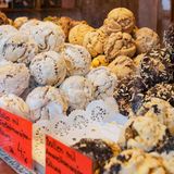Schneeballen in der Auslage einer Bäckerei
