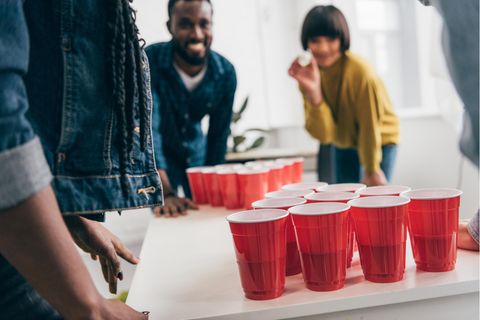 Trinkspiele: Eine Gruppe von jungen Menschen spielt Beer Pong