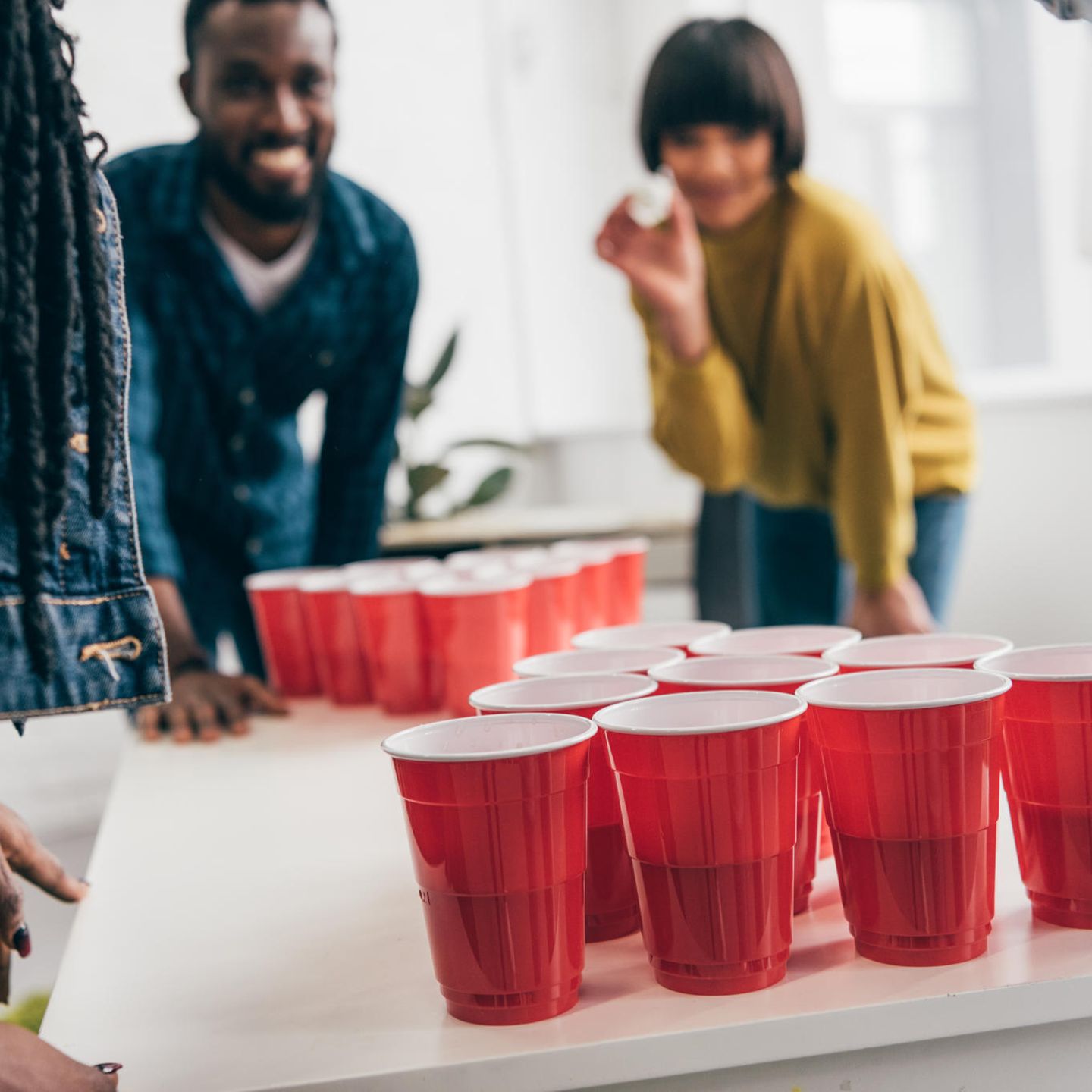 Trinkspiele für Erwachsene: Partyspaß für drinnen und draußen