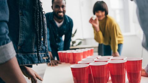 Trinkspiele: Eine Gruppe von jungen Menschen spielt Beer Pong