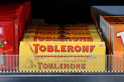 Eine Toblerone-Packung im Regal. Berg und Hinweise auf die Schweiz müssen weichen.