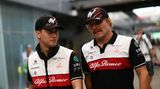 Alfa Romeo verfügt mit Valtteri Bottas über einen Rennfahrer, der ziemlich schnell ist. Und neuerdings einen Schnurrbart trägt, was den Finnen stilmäßig auf einen Spitzenplatz befördert (oder ganz ans Ende, je nach Geschmack). Sein chinesischer Teamkollege Guanyu geht erst in sein zweites Formel-1-Jahr und hat noch Entwicklungspotenzial. Bottas ist die klare Nummer 1. Der Schweizer Rennstall, der früher mal Sauber hieß, wird wieder eine zuverlässige Kraft im Mittelfeld sein.