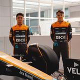 Der britische Rennstall hat sich in den vergangenen Jahren aus einem tiefen Tal heraus gekämpft und wieder Anschluss im Mittelfeld der Formel 1 gefunden. Doch die Entwicklung scheint gestoppt. In dieser Saison droht ein Rückschlag, wenn man sich die Testergebnisse in Bahrain anschaut. Dafür verfügt McLaren über ein vielversprechendes Fahrerduo: Der Brite Lando Norris fährt besser, als sein Auto ist, und Rookie Oscar Piastri gilt als hochtalentiert. Und selbstbewusst. Der Australier stammt aus dem Nachwuchsprogramm von Renault und sollte Nachfolger von Alonso bei Alpine werden. Das verkündete der französische Rennstall offiziell, doch Piastri widersprach via Twitter: Er habe gar keinen Vertrag unterschrieben, sondern schon bei McLaren gezeichnet. Ein Schlichtungsstelle musste den Fall klären und gab Piastri recht.