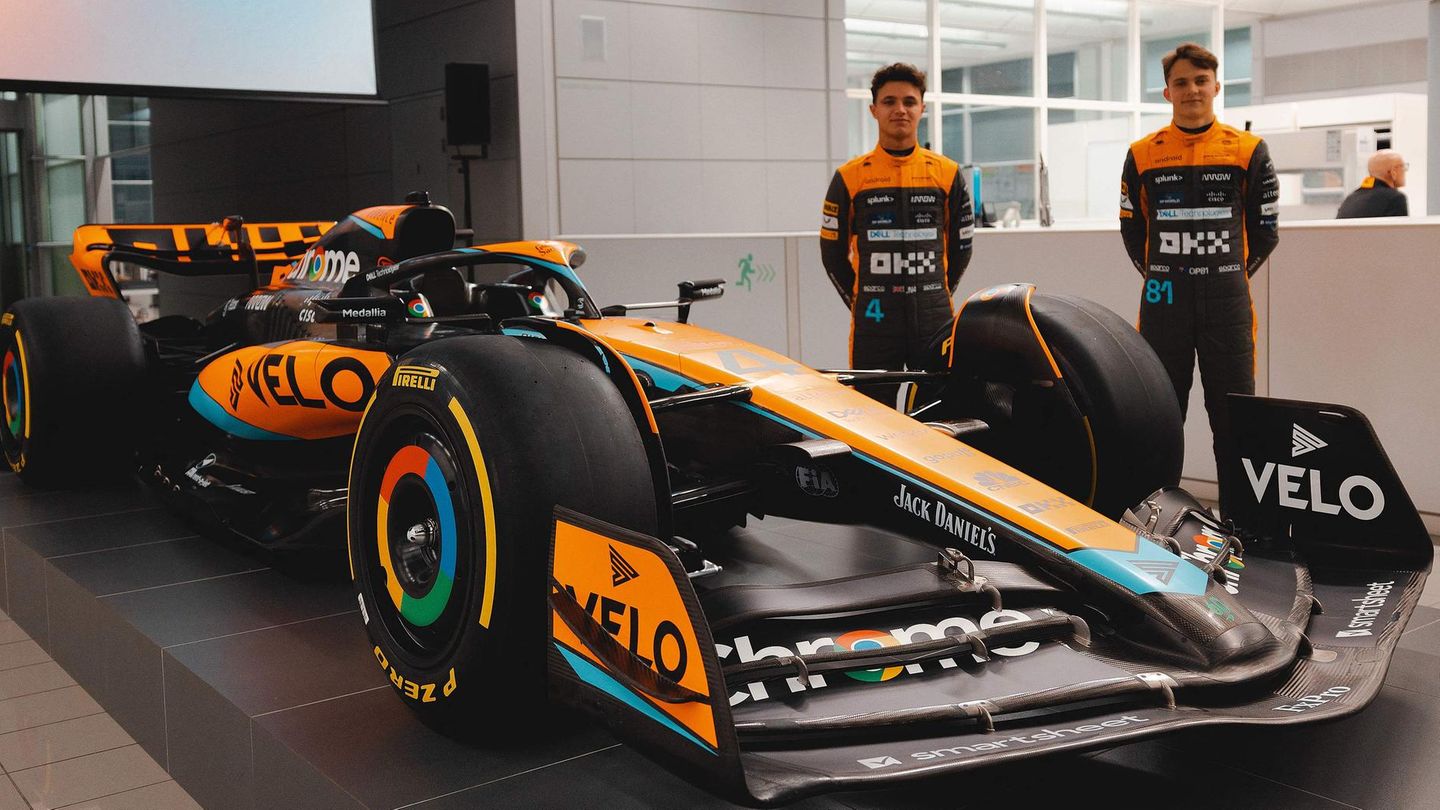Der britische Rennstall hat sich in den vergangenen Jahren aus einem tiefen Tal heraus gekämpft und wieder Anschluss im Mittelfeld der Formel 1 gefunden. Doch die Entwicklung scheint gestoppt. In dieser Saison droht ein Rückschlag, wenn man sich die Testergebnisse in Bahrain anschaut. Dafür verfügt McLaren über ein vielversprechendes Fahrerduo: Der Brite Lando Norris fährt besser, als sein Auto ist, und Rookie Oscar Piastri gilt als hochtalentiert. Und selbstbewusst. Der Australier stammt aus dem Nachwuchsprogramm von Renault und sollte Nachfolger von Alonso bei Alpine werden. Das verkündete der französische Rennstall offiziell, doch Piastri widersprach via Twitter: Er habe gar keinen Vertrag unterschrieben, sondern schon bei McLaren gezeichnet. Ein Schlichtungsstelle musste den Fall klären und gab Piastri recht.